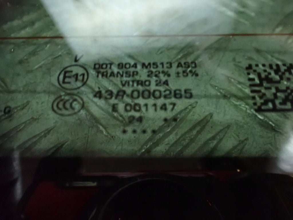 Tylna szyba przesuwna do Ford F150 2021+ z silniczkiem, zestaw Autolandparts, widoczna na zdjęciu.