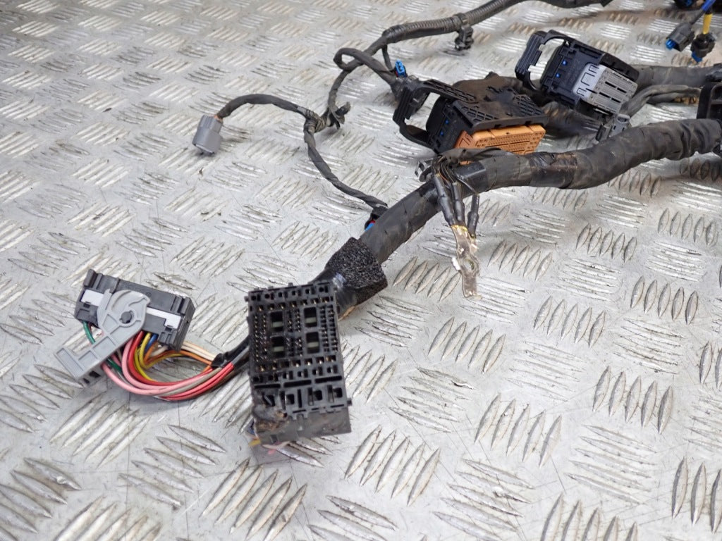 Wiązka instalacji silnika Kia Carnival LX 3.5 GDI KA4 2020 Autolandparts, widok na przewody i złącza w samochodzie.