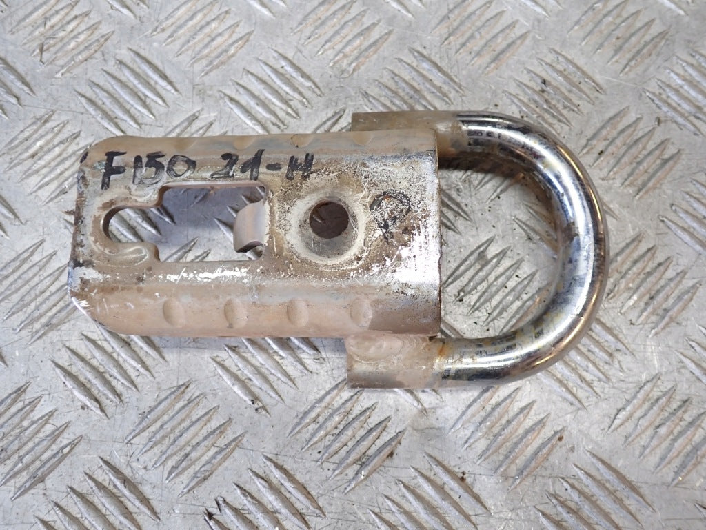 Przedni hak ucha ramy auta Ford F150 XLT 2021, element mocowania, czarny, marki Autolandparts, widoczny na zdjęciu