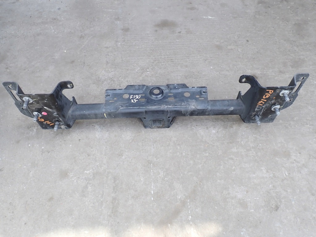 Hak belki tylnego zderzaka Ford F150 3.5 2025 LIFT, część samochodowa Autolandparts, widoczny zderzak tylnej belki.