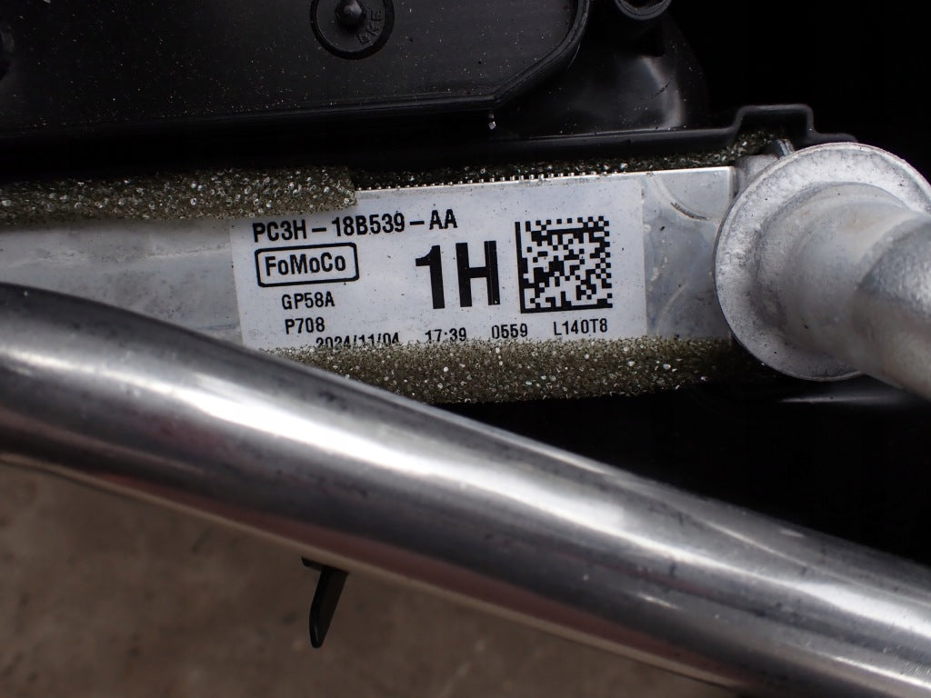 Nagrzewnica Ford F150 2025 LIFT firmy Autolandparts, widok na element grzewczy i podłączenia.