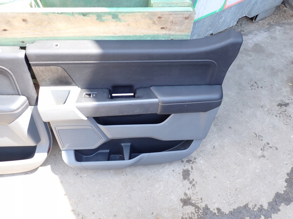 Prawy tylny boczek drzwi Ford F150 XLT 2021 Autolandparts, widoczny zewnętrzny panel drzwi samochodu na tle.
