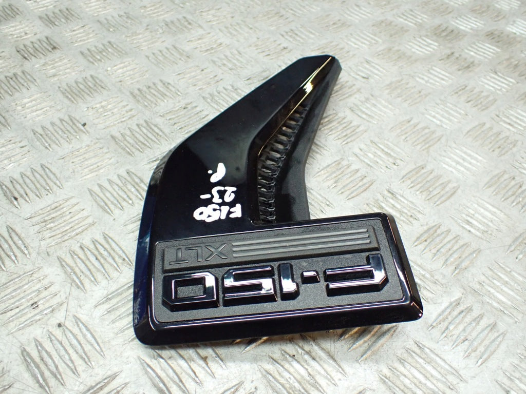 Emblemat błotnika prawego przedniego do Ford F150 XLT 2021- od Autolandparts, widoczny na zdjęciu.
