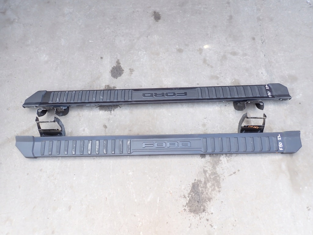 Stopnie progi Autolandparts do Ford F150 3.5 XLT Crew Cab 2024, czarne, wykonane z trwałego materiału, zamontowane na samochodzie