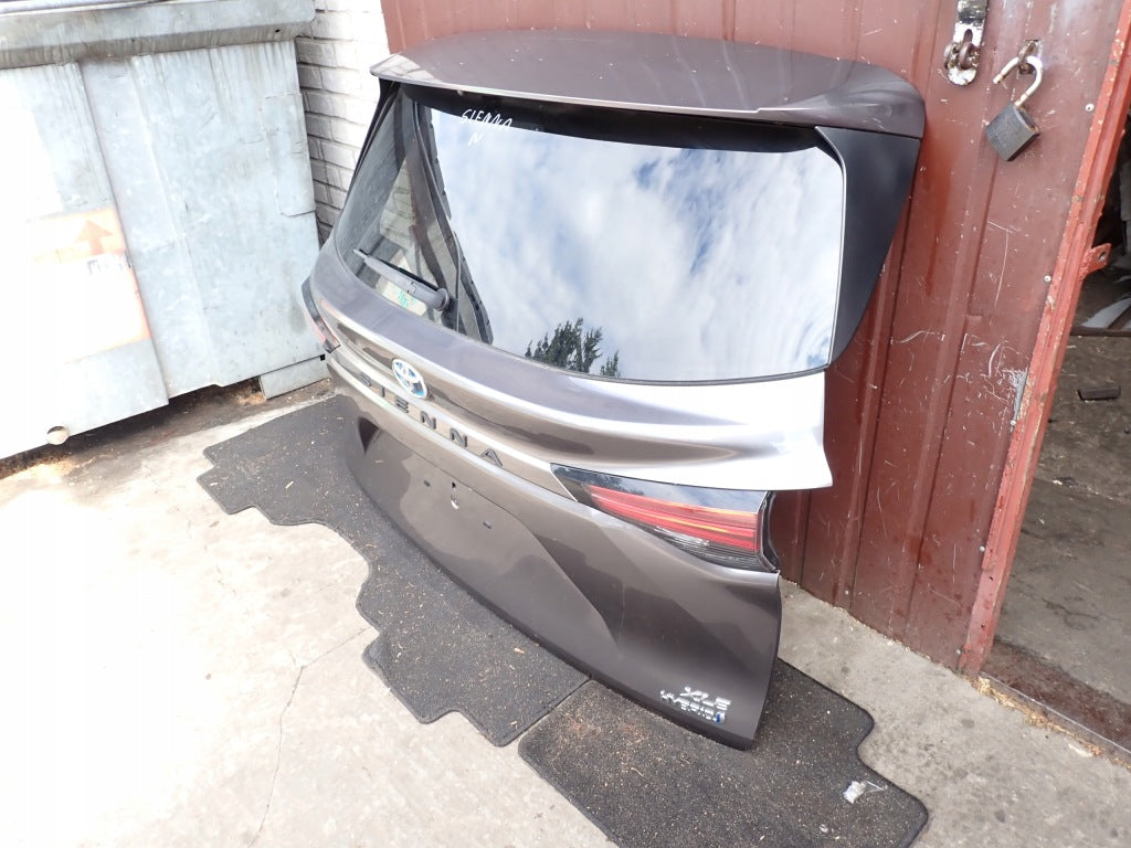 Klapa Tylna Kompletna z Lampami Toyota Sienna XL40 2021