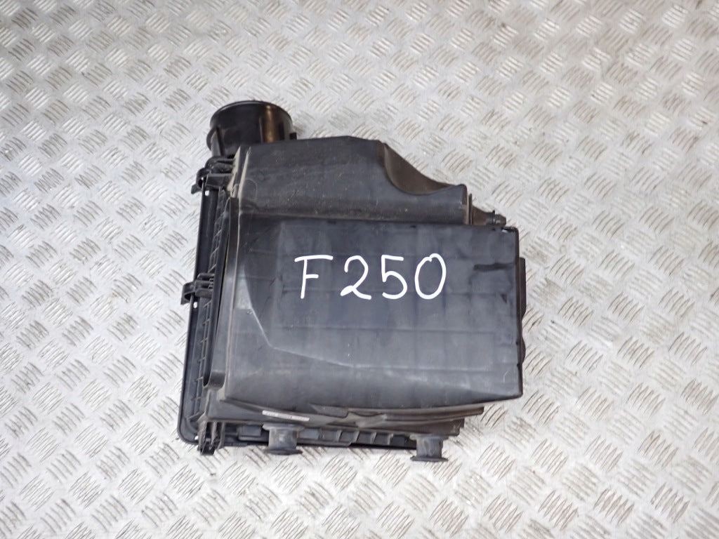 Obudowa filtra powietrza do Ford F350 F250 6.2 4x4 2020, część marki Autolandparts, widoczna z zewnątrz.