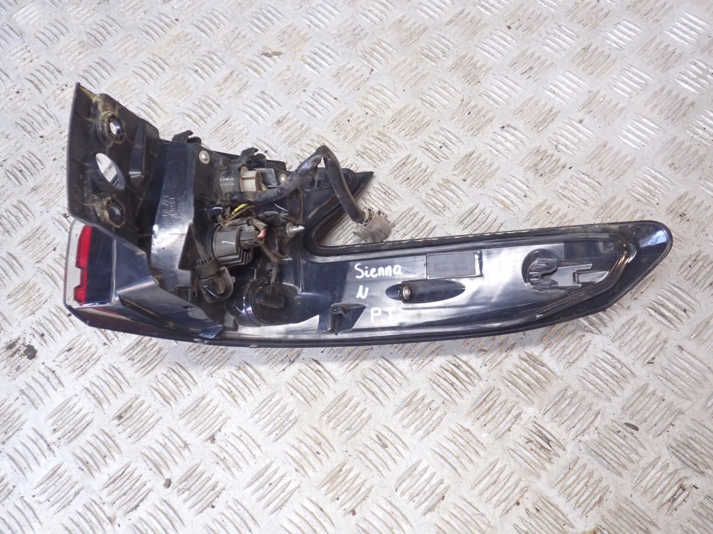 Lampa Tylna Prawa Zewnętrzna Toyota Sienna XL40 2021