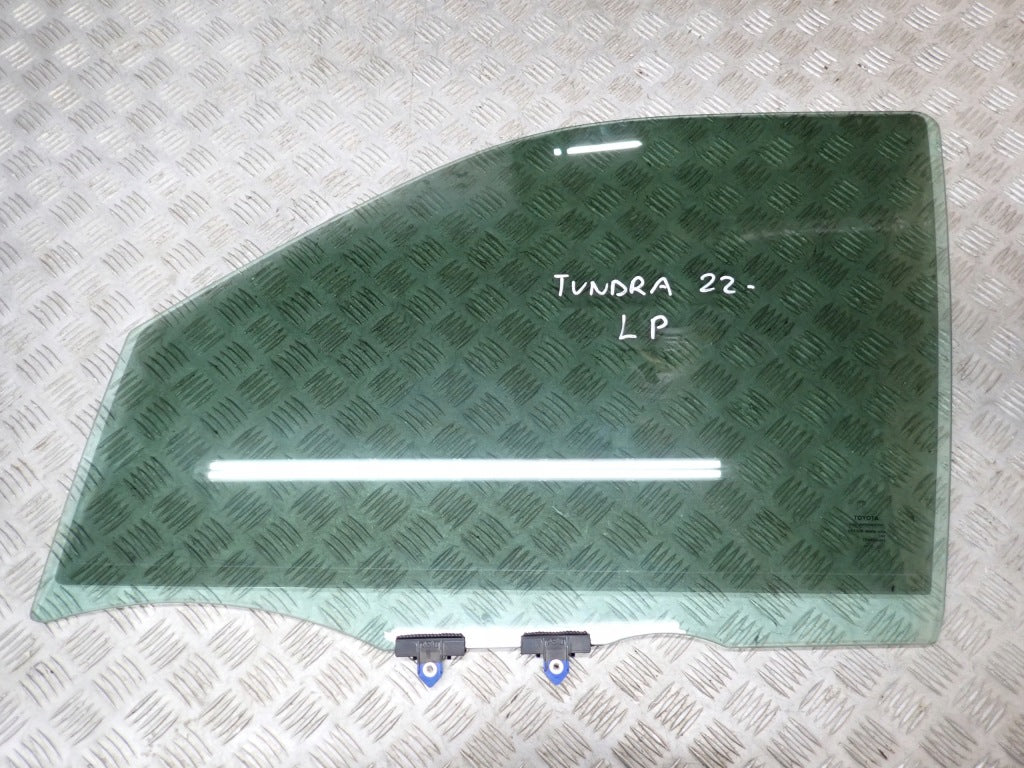 Szyba drzwi przednia lewa do Toyota Tundra Sequoia 2022- na 4x4, widok z zewnątrz, z ramą i oszkleniem.