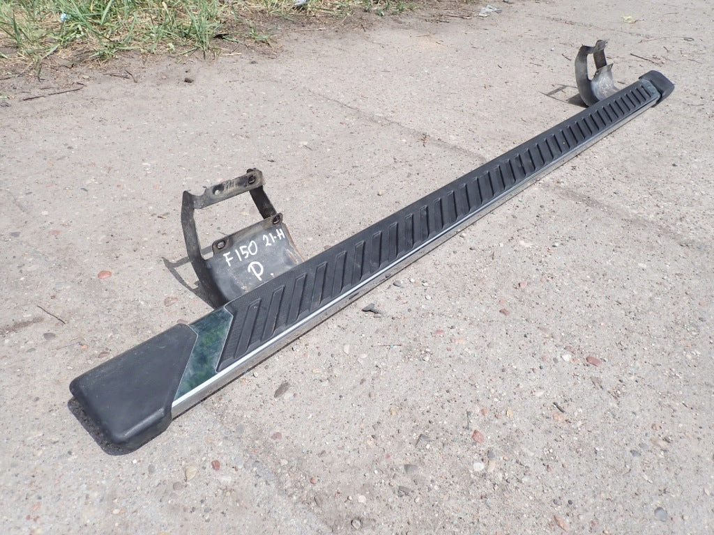 Stopnie progi Autolandparts do Ford F150 XLT Crew Cab 5.7 ft 2021, widok na zewnątrz, w kolorze czarnym.