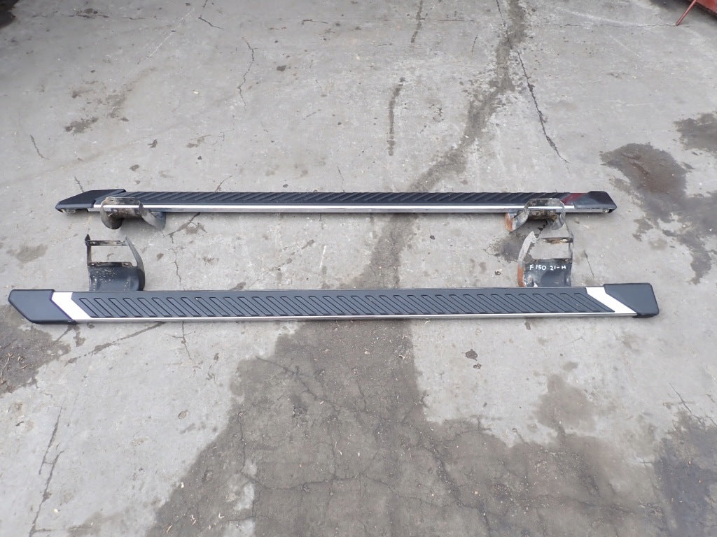 Stopnie progi Autolandparts do Ford F150 XLT Crew Cab Paka 5.7 ft 2021, mocne i trwałe, widok na zamontowane elementy.