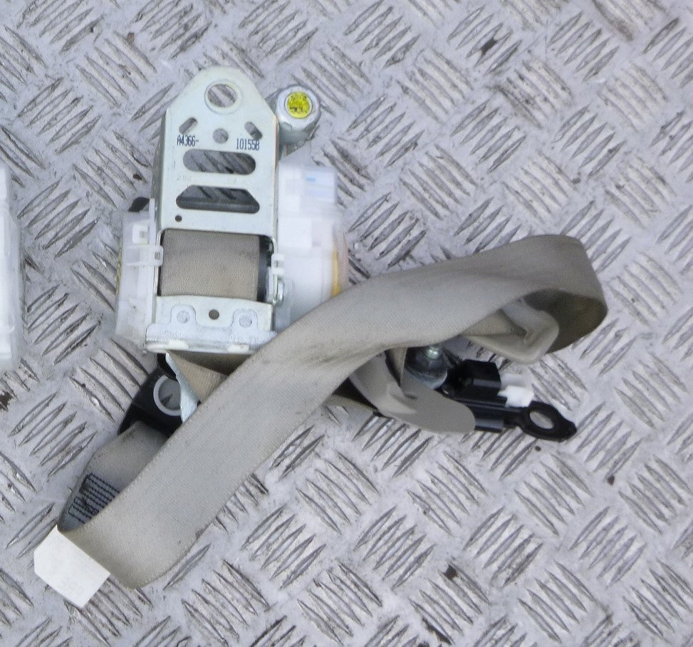 Front Seat Belt Tensioner Toyota Sienna 2011