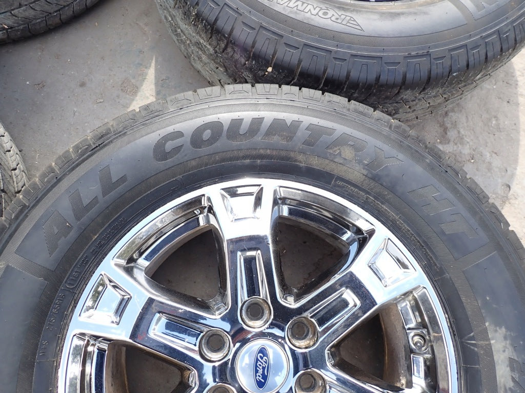 Alufelga 18 cali i opony Ironman 275/65 R18 na samochód Ford F150 2021 z autolamelparts, widok z przodu i detal obręczy.