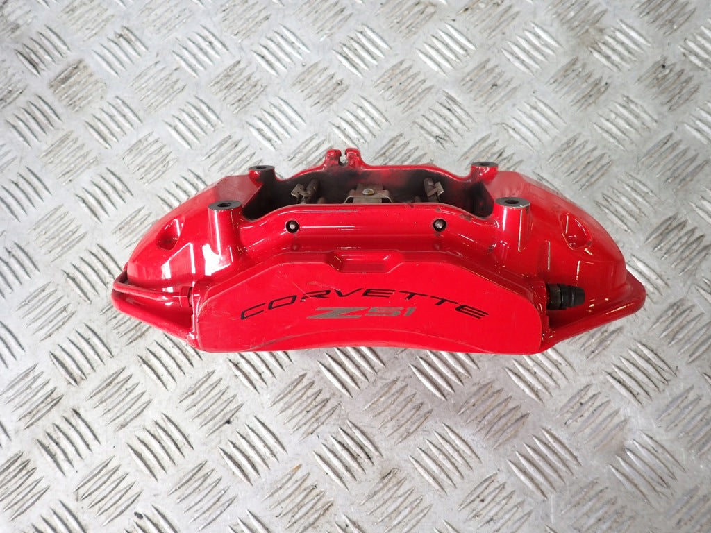 Zacisk hamulcowy lewy tylny do Chevrolet Corvette C8 2020- od Autolandparts, widoczny z widokiem na element hamulcowy.
