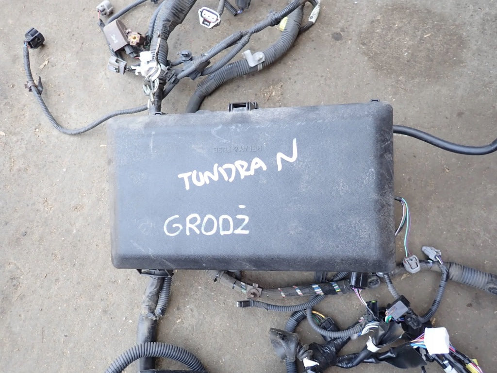 Skrzynka Bezpieczniki Wiązka Grodzi Toyota Tundra 5.7 4.6 14-