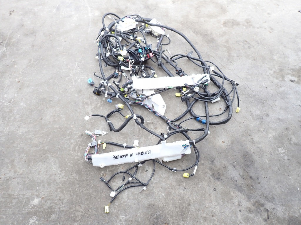Wiązka instalacyjna kabiny wnętrza do Toyoty Sienna XL40 2021- na zdjęciu, widoczna z przewodami i złączami, produkcji Autolandparts.