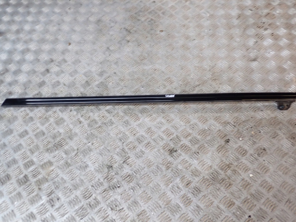 Listwa Szyby Karoseryjnej Chevrolet Tahoe Suburban 21-