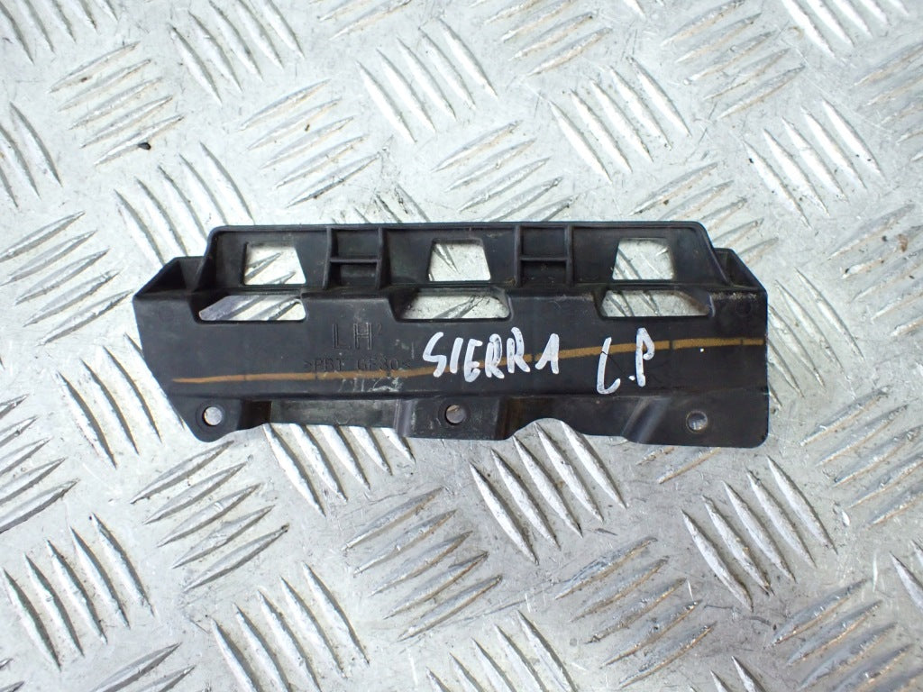 Mocowanie Chlapacza Lewy Przedni GMC Sierra 3.0D AT4 Silverado 19-
