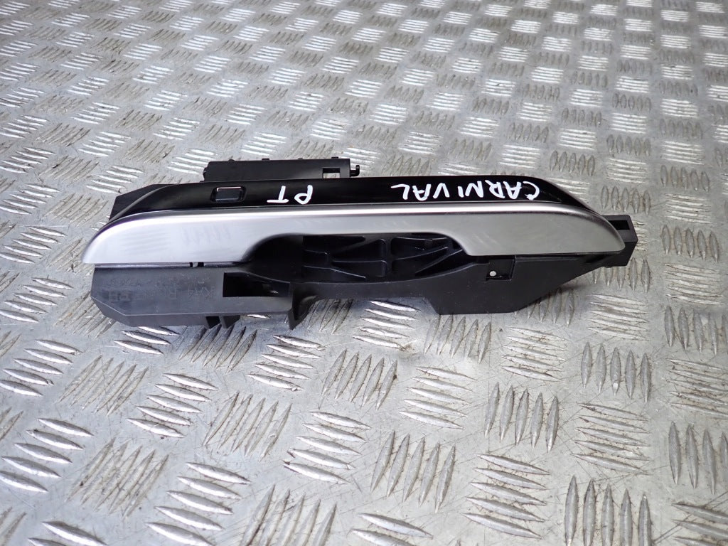 Klamka drzwi prawa tylna do Kia Carnival LX 3.5 GDI KA4 2020- na zdjęciu, czarna, metalowa, z elementami montażowymi