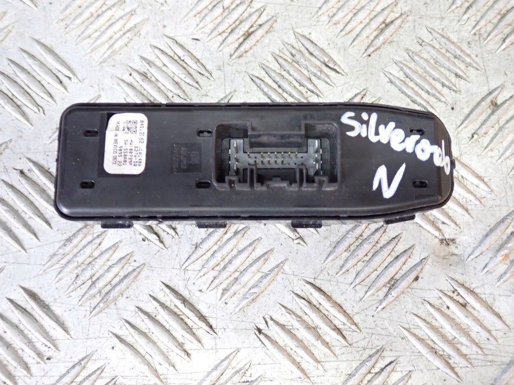 Panel przełącznika szyb lusterek do Chevrolet Silverado i GMC Sierra 4x4 2019- od Autolandparts, widoczny na zdjęciu.