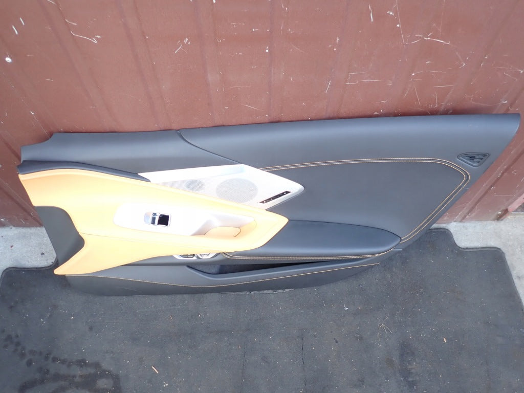 Prawy boczek drzwi do Chevrolet Corvette C8 Cabrio 2020- marki Autolandparts, widoczny z widokiem na zewnątrz samochodu