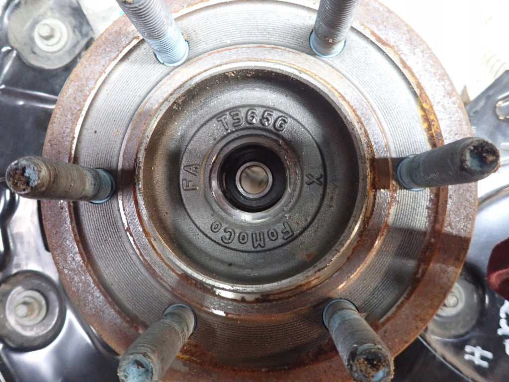 Zwrotnica prawa przednia do Ford F150 3.5 2021- z piastą, część samochodowa Autolandparts, widoczny komplet z elementami.