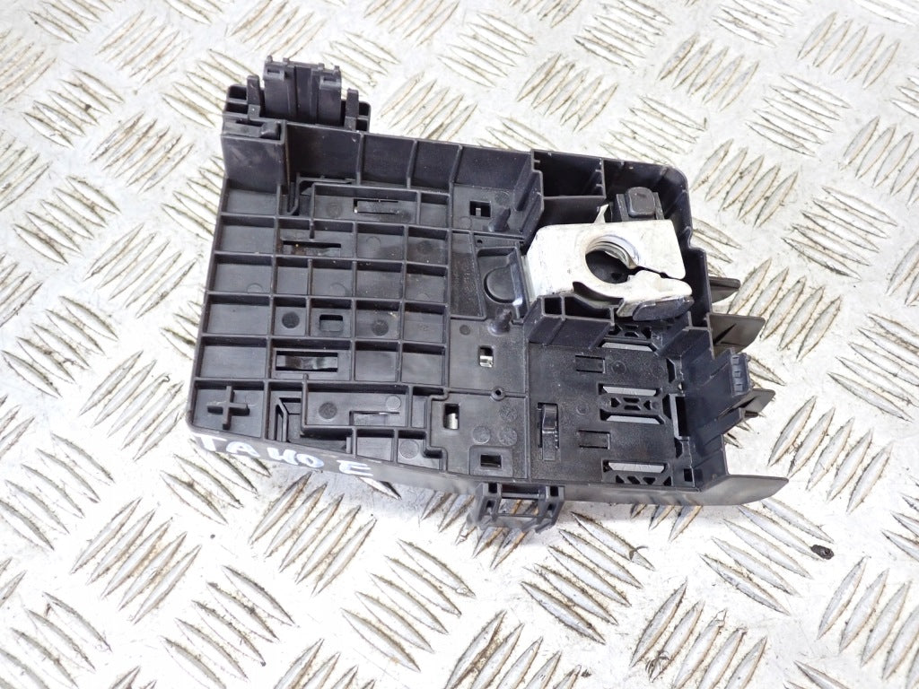 Skrzynka bezpieczników do Chevrolet Tahoe i Suburban L84 5.3/6.2 2021- od Autolandparts, widok z góry na elementy bezpieczników