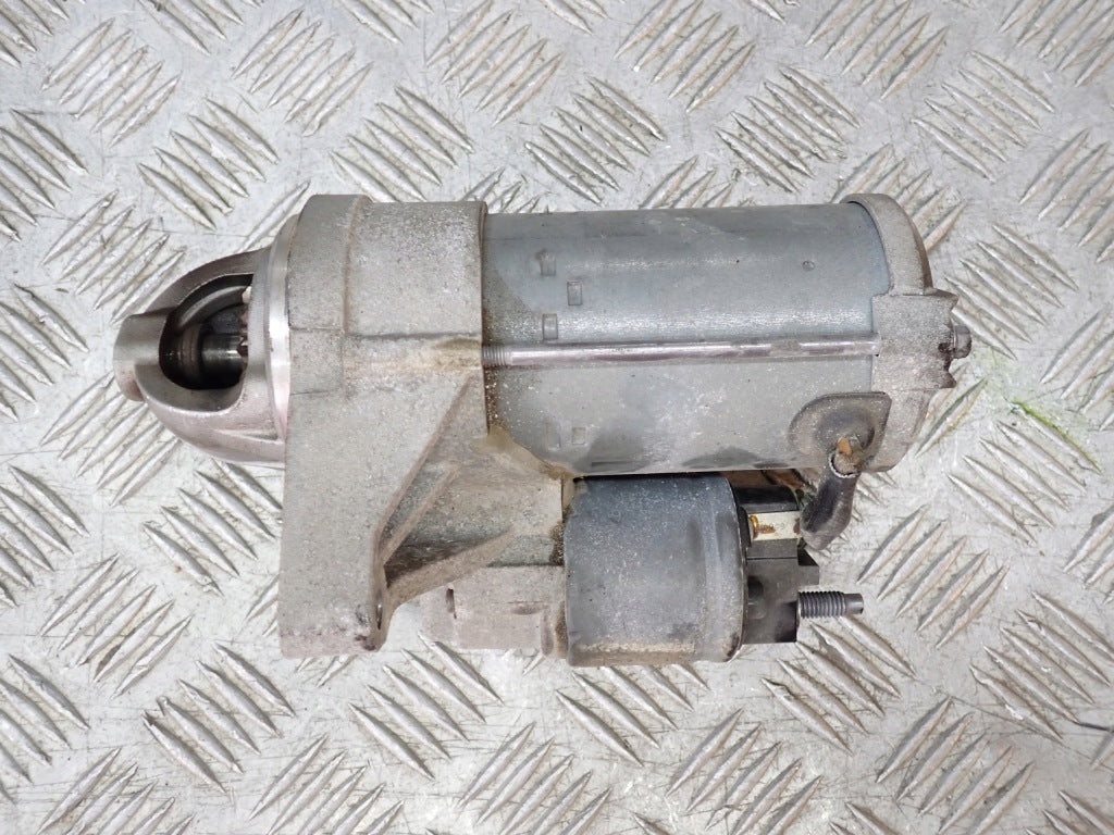 Rozrusznik silnika Ford F150 3.5 Hybrid Powerboost 2025, część samochodowa od Autolandparts, na tle warsztatu.
