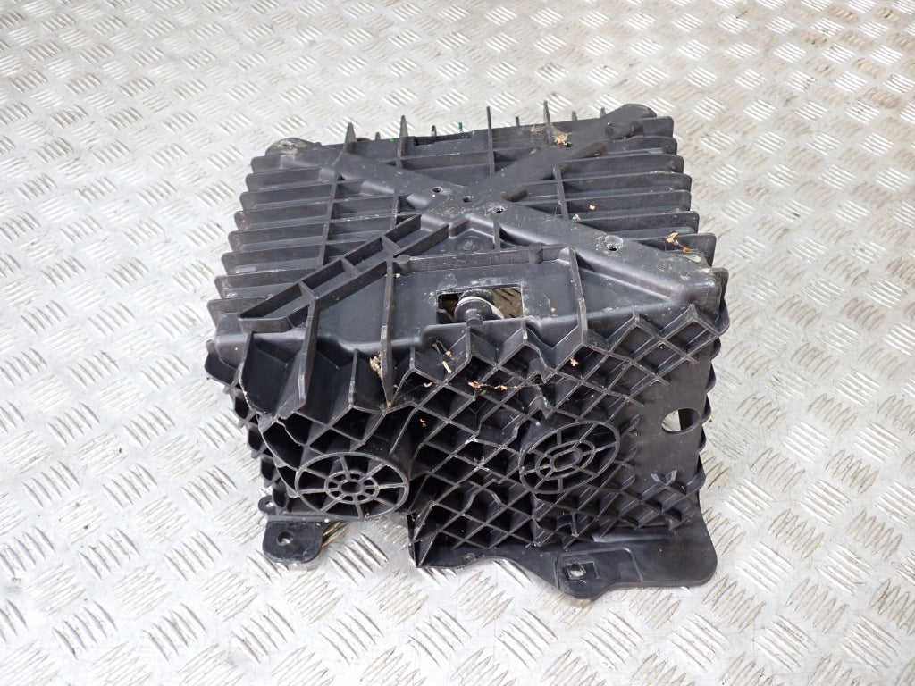 Podstawa mocowania akumulatora Ford F350 F250 Super Duty 2021, model 6.2, 4x4, autolandparts, widok na montaż.