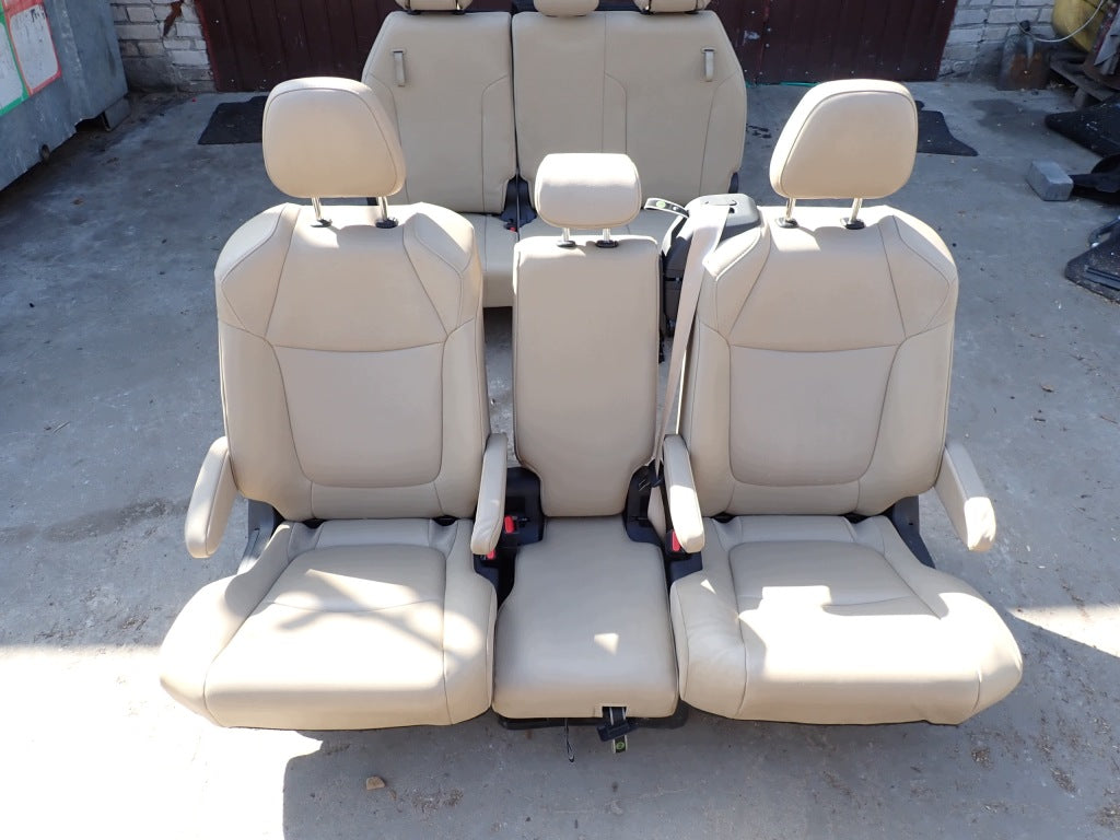 Tapicerka Kpl. Skórzana Fotele Kanapa 8 osób Toyota Sienna XL40 2021