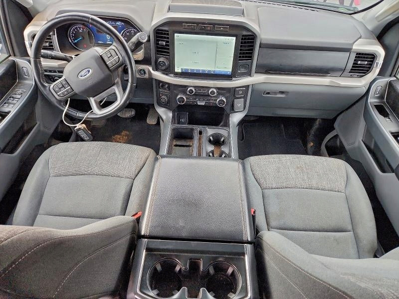 Prawy przedni boczek drzwi do Ford F150 XLT 2021- od Autolandparts, widoczny fragment drzwi i część karoserii.