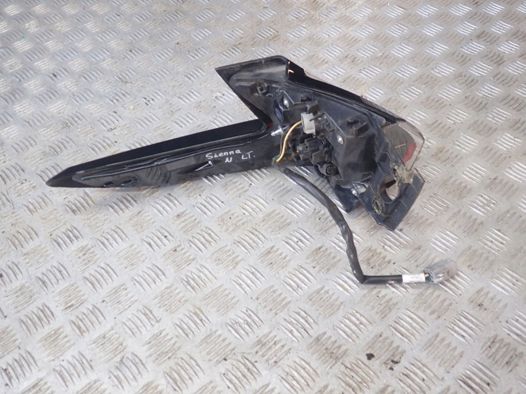 Lampa Tylna Lewa Zewnętrzna Toyota Sienna XL40 2021