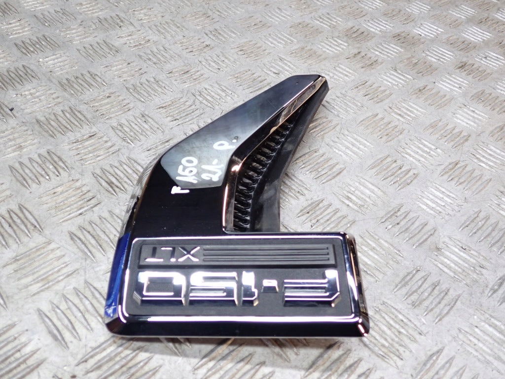 Emblemat znaczek prawy błotnika Ford F150 XLT Chrom 2021- 3.5 Hybrid, montaż na karoserii pojazdu.