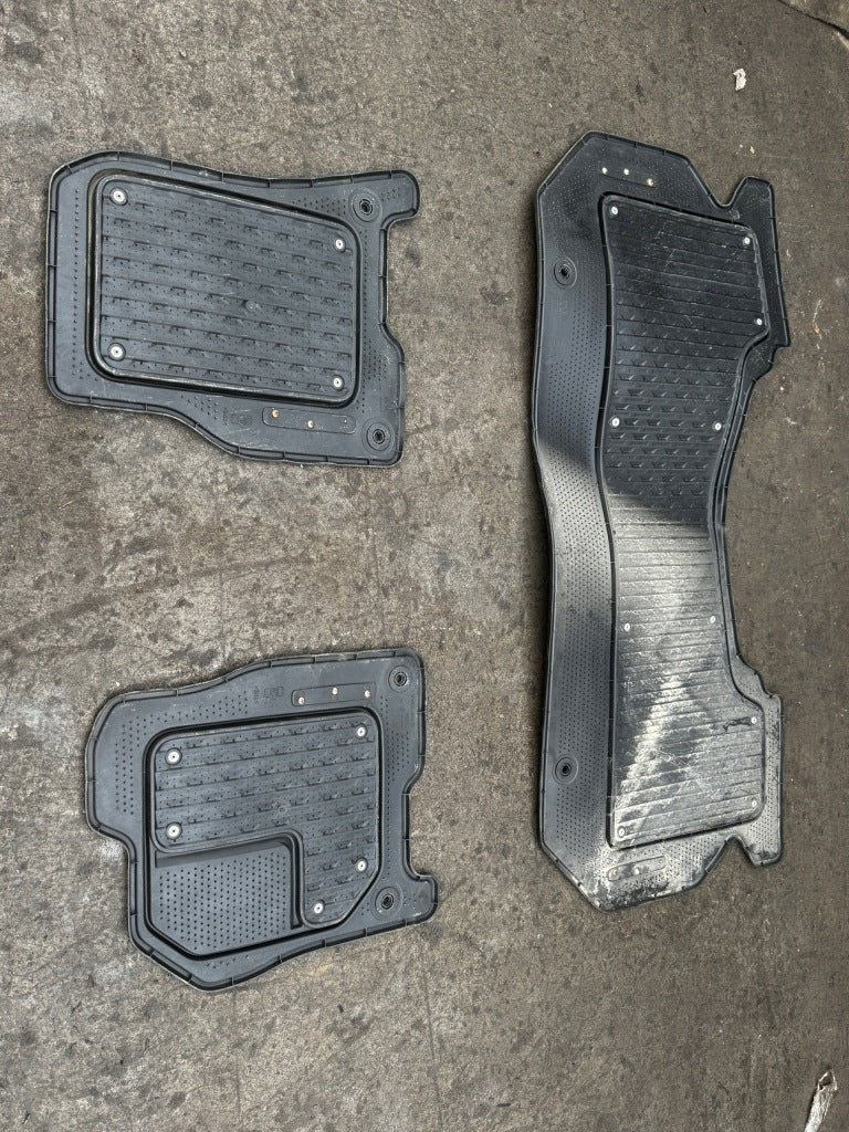 Komplet Dywaników Gumowo Materiałowych Dodge RAM V Limited Crew Cab 19-