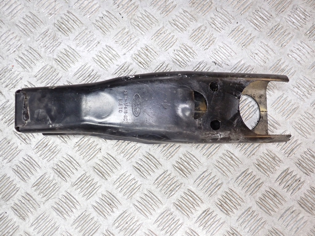 Wzmocniony wspornik ramy przedni Ford F150 XLT 2021 Autolandparts, widoczny z przodu pojazdu, czarny metalowy element.