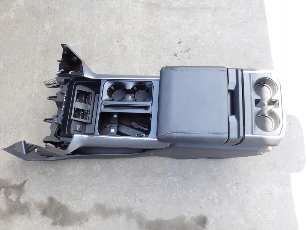 Tunel środkowy podłokietnik Ford F150 XLT 2025, rozkładany, część autolandparts, widoczny w pełni na zdjęciu.