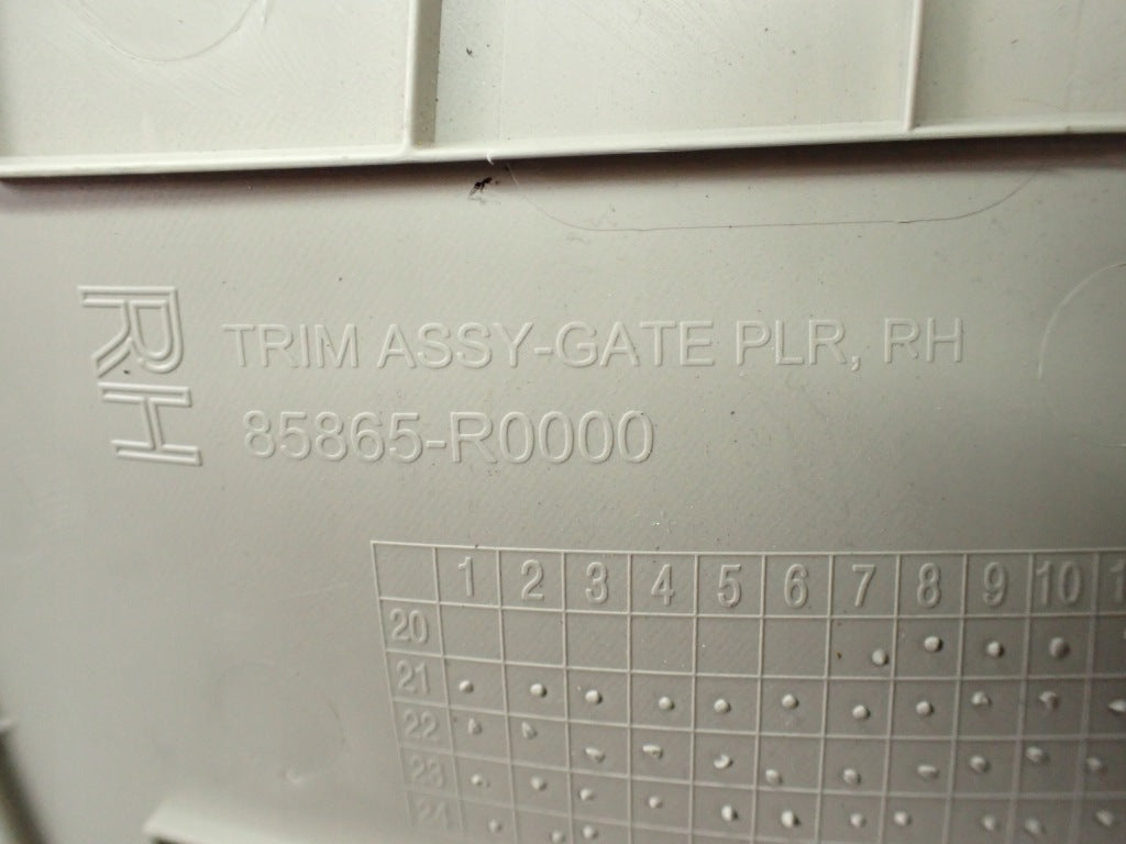 Osłona Słupka Tylna Górna Prawa Prawy Kia Carnival LX 3.5 KA4 2020-