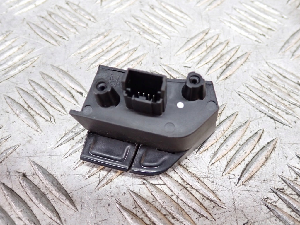 Przełącznik radia i przyciski na kierownicę do Chevrolet Corvette C8 6.2 2020- od Autolandparts, widok na panel z przyciskami.