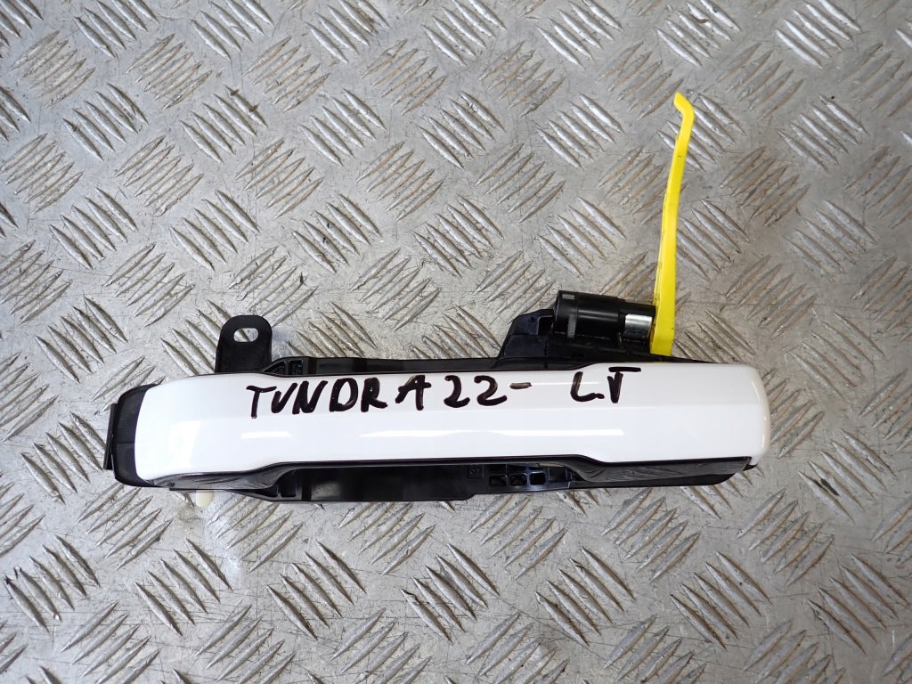 Lewa klamka tylna do Toyoty Tundra Crewmax SR5 2022, element auta, czarna, z klamką i mechanizmem, widoczna na zdjęciu.
