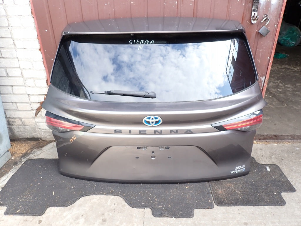 Klapa Tylna Kompletna z Lampami Toyota Sienna XL40 2021