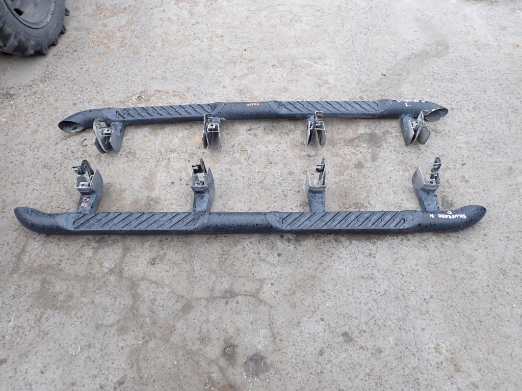 Stopnie progowe Autolandparts do Chevrolet Silverado i GMC Sierra Crew Cab Trail Boss 2019- na zdjęciu.