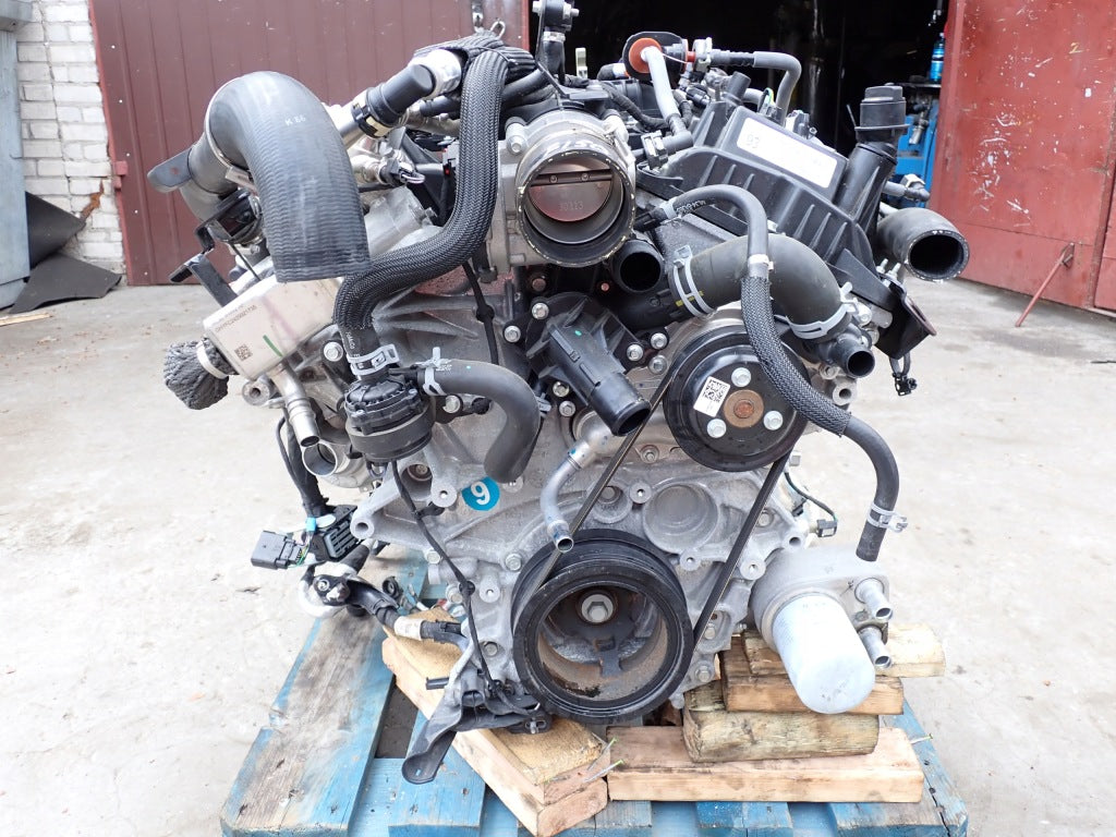 Silnik komplet 3.5 Powerboost Hybrid CEP1 do Ford F150 2025, autolandparts, z widokiem na części silnika.