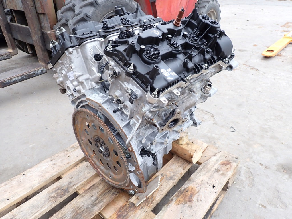 Silnik goły 3.5 V6 Ecoboost do Ford Expedition F150 2024, widoczny z bliska, część silnikowa marki Autolandparts