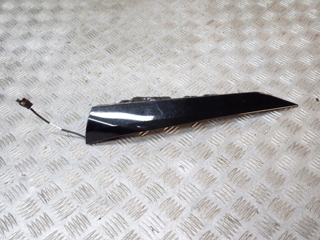 Klamka drzwi prawa do Chevrolet Corvette C8 6.2 2020- marki Autolandparts, widok na klamkę zewnętrzną samochodu.