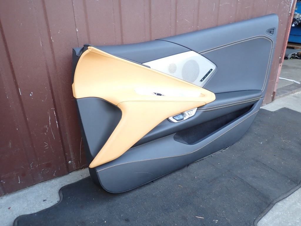 Prawy boczek drzwi Chevrolet Corvette C8 Cabrio 2020 Autolandparts, widok na zewnętrzną stronę z elementami karoserii