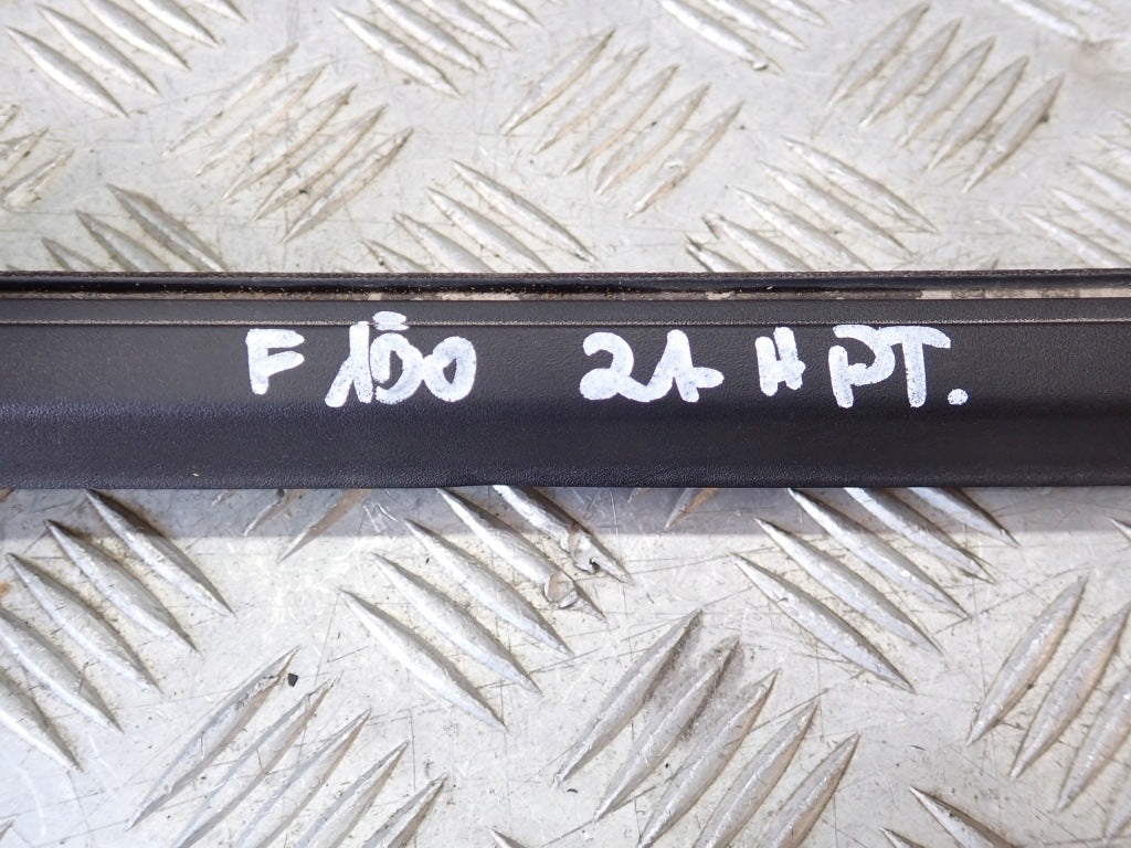 Listwa zgarniająca zewnętrzna do drzwi tylne prawe Ford F150 2021- Autolandparts, widoczna na zdjęciu.