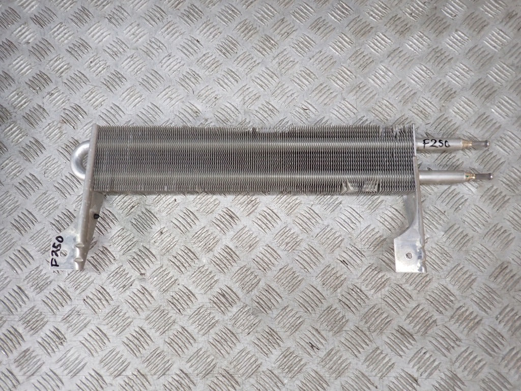 Chłodnica oleju wspomagania Ford F350 F250 6.2 2020, marki Autolandparts, widok na aluminiową konstrukcję chłodnicy.