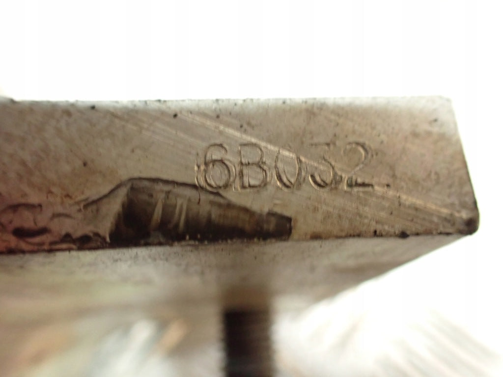 Poduszka łapa mocowania silnika prawa do Ford F250 F350 Super Duty 2021, marki Autolandparts, widok na silnik.