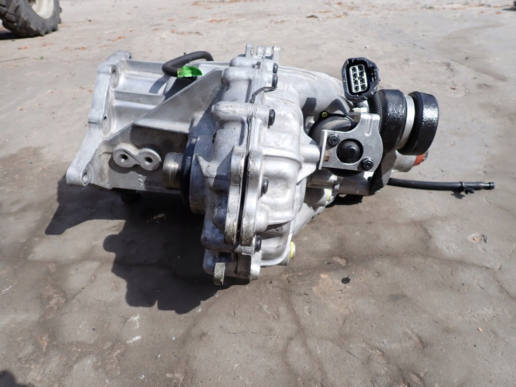 Reduktor skrzyni Ford F150 XLT 2024 LIFT, część samochodowa marki Autolandparts, na tle pojazdu.