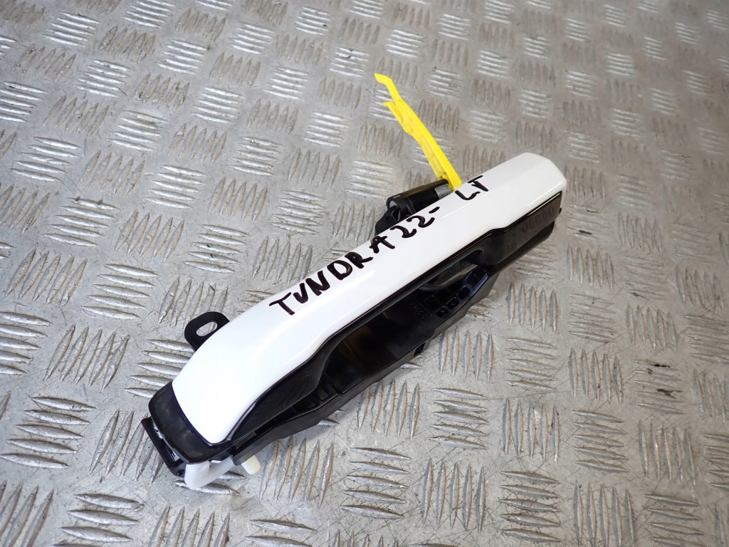 Lewa klamka tylna do Toyota Tundra Crewmax SR5 2022, część samochodowa marki Autolandparts, widoczna na zdjęciu.