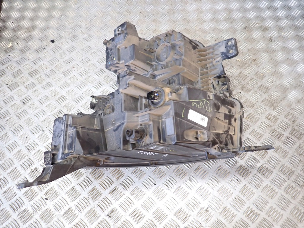 Reflektor Prawy Lampa Przednia Prawa Chevrolet Suburban Tahoe 2021-